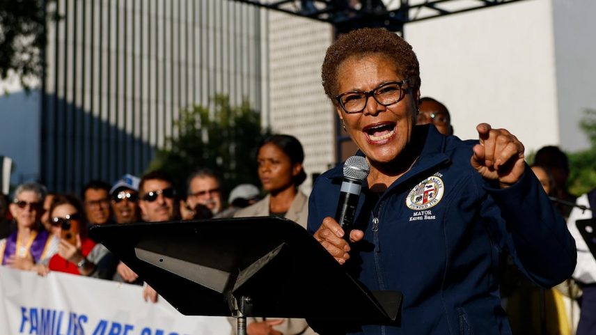 A prefeita de Los Angeles, Karen Bass, após as protestas ocorridas em 10 de junho na cidade. (Foto: CAROLINE BREHMAN/EFE)