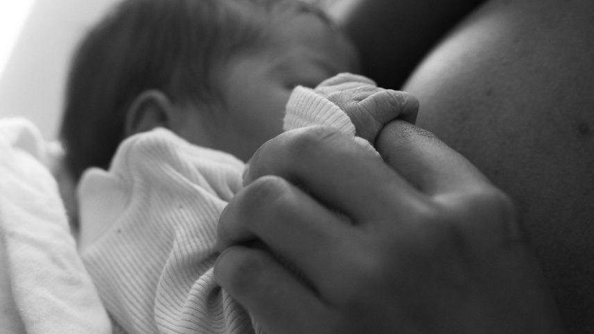 Mãe amamenta filho recém-nascido em hospital de Juazeiro (BA) (Foto: Rafaela Araújo/Folhapress)