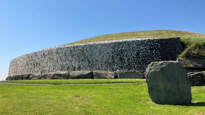 Acredita-se há muito tempo que o sepultamento no túmulo de Newgrange era privilégio de reis e outras dignidades (Foto: BBC)