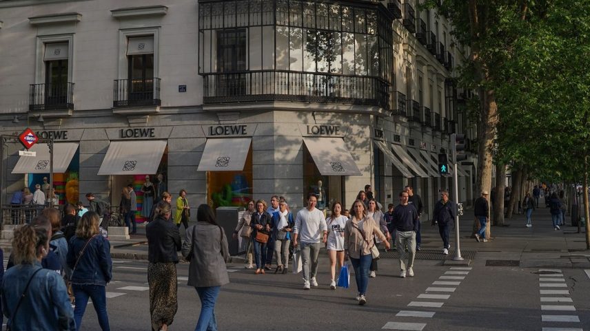 Lojas de luxo nas ruas do bairro de Salamanca, em Madri (Foto: Manaure Quintero/Bloomberg)