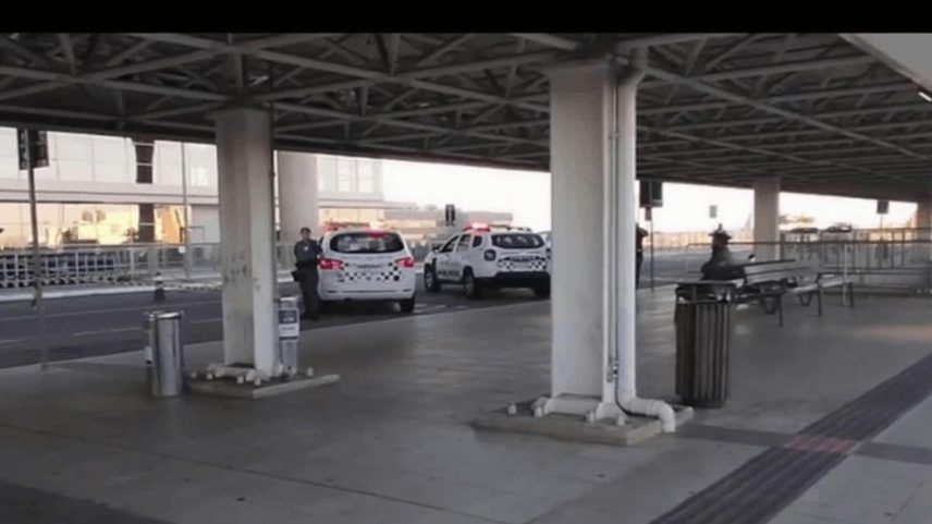 Policiais isolam área de passageiros do Aeroporto Internacional de Viracopos (Foto: Reprodução)