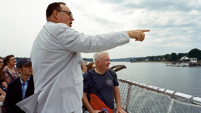 O guia Kevin C. Fitzpatrick aponta locais que inspiraram as áreas descritas por Fitzgerald no romance publicado há cem anos (Foto: Sabrina Santiago/The New York Times)