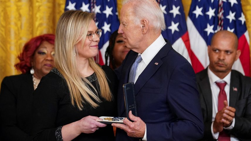 O então presidente dos EUA Joe Biden entrega homenagem póstuma a Erin Smith em nome de seu falecido marido, o policial Jeffrey Smith, no aniversário de dois anos da invasão (Foto: Kevin Lamarque/6.jan.23/Reuters)