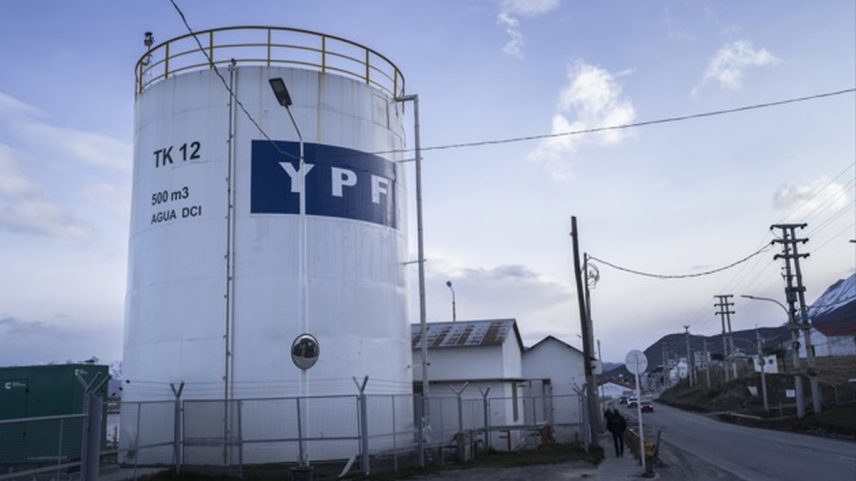 Um terminal de armazenamento da YPF SA em Ushuaia, na Terra do Fogo (Argentina) (Foto: Lujan Agusti/Bloomberg)