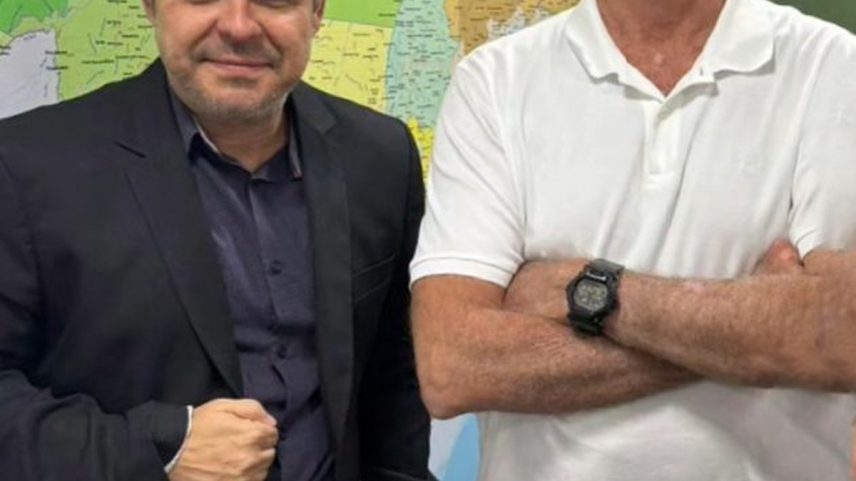 Ex-presidente Jair Bolsonaro junto ao vereador Adrilles Jorge (Foto: Divulgação)
