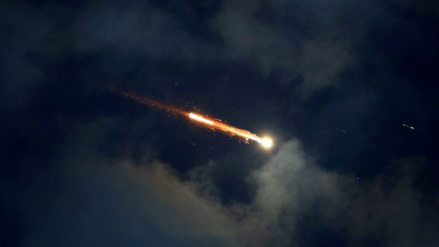 Rastros de mísseis iranianos são vistos no céu acima da cidade costeira israelense de Netanya (Foto: JACK GUEZ / AFP)