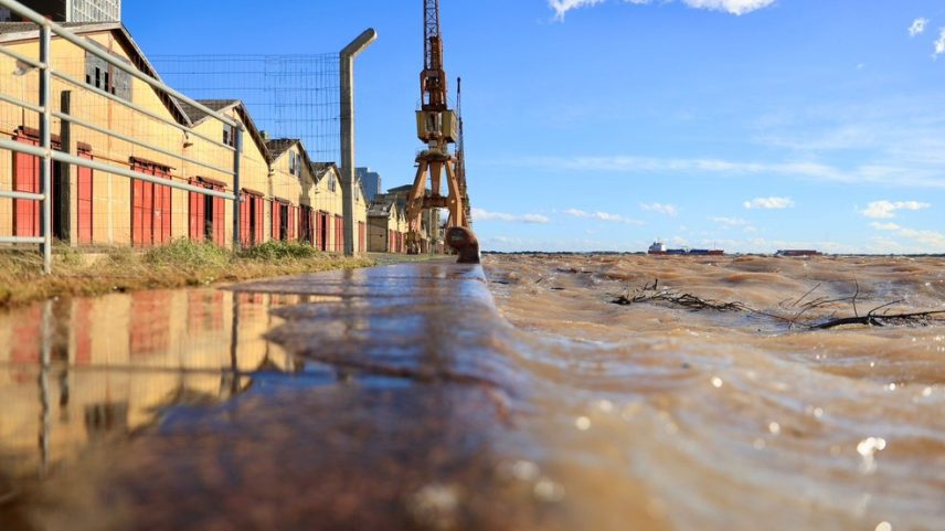 Lâmina de água ultrapassou o nível de contenção no Cais de Porto Alegre e invadiu calçada (Foto: Jefferson Botega/Agência RBS)