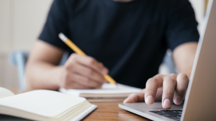 Mãos de homem em close usando laptop para aprendizado online, negócios online, bate-papo, redes sociais. (Foto: Cavan Images/Getty Images)