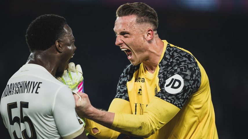 O goleiro Bulka e o zagueiro Ndayishimiye festejam a vitória do Nice sobre o PSG (Foto: Divulgação/Nice)