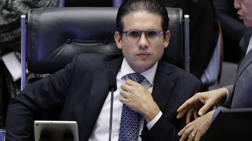 O presidente da Câmara dos Deputados, Hugo Motta, preside sessão deliberativa que vota as alterações no IOF propostas pelo governo (Foto: Pedro Ladeira/Folhapress)