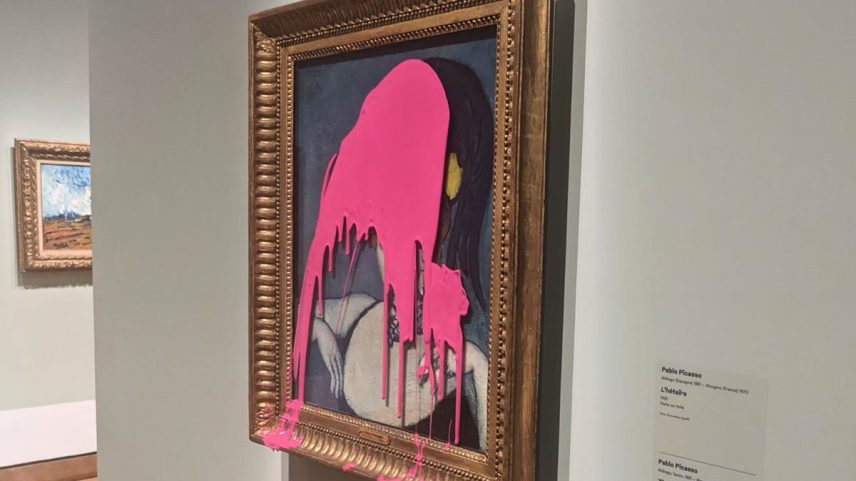 Pablo Picasso's L’hetaire (1901) coberto de tinta rosa. (Foto: Last Generation Canada)