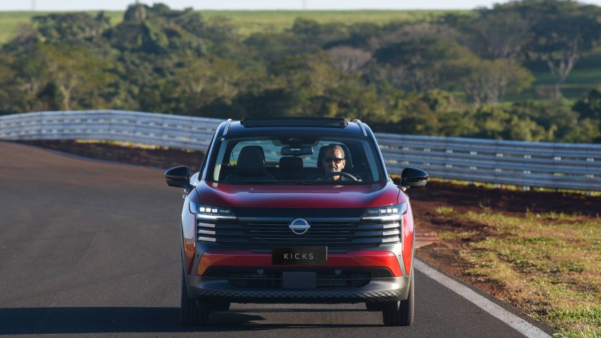 Novo Nissan Kicks traz grade preta que percorre toda a parte dianteira do SUV compacto (Foto: Murilo Goes/Divulgação)