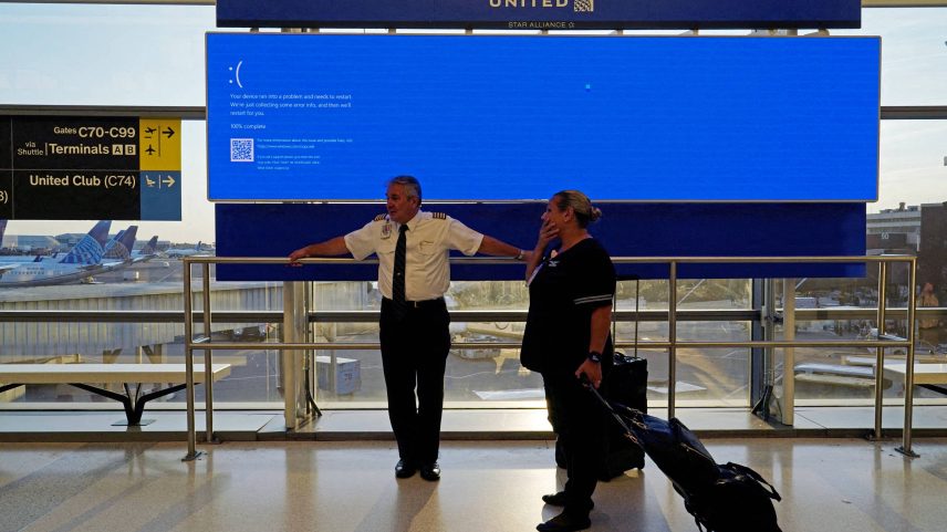 Tela azul da morte do Windows em telão do aeroporto internacional Newark, nos EUA, durante apagão global em julho do ano passado (Foto: Bing Guan - 19.jul.2024/Reuters)