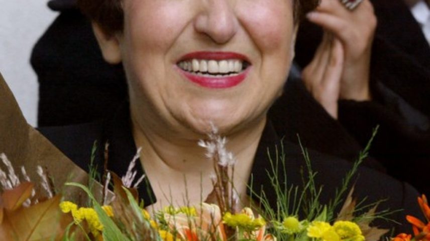 Shirin Ebadi posa na sede da Federação Internacional de Direitos Humanos em Paris após receber o Nobel em 2003 (Foto: GABRIEL BOUYS/ AFP)