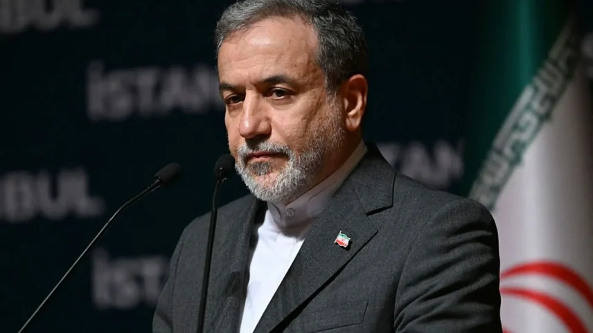 O ministro das Relações Exteriores do Irã, Abbas Araghchi, disse que os danos aos locais nucleares foram "excessivos" (Foto: AFP via Getty Images)