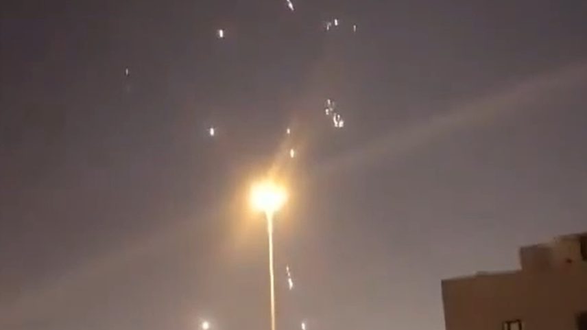 Ataque aéreo é visto no céu de Doha, no Catar (Foto: Reprodução de vídeo)