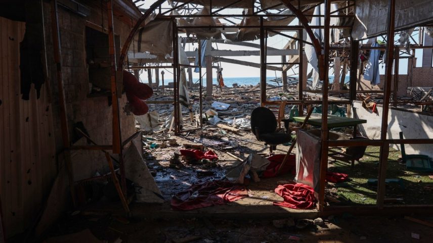 Destroços na cafeteria al-Baqa, devastada por um ataque israelense à orla da Cidade de Gaza em 30 de junho de 2025 (Foto: Omar AL-QATTAA / AFP)
