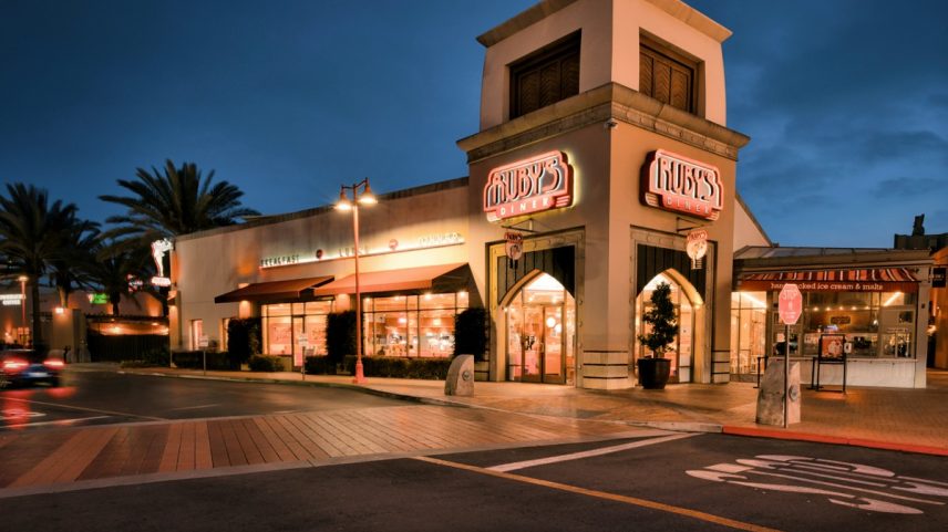 Loja de strip mall (Foto: Unsplash)