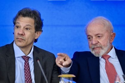Ministro da Fazenda, Fernando Haddad, e o presidente Lula, em 12 de fevereiro de 2025. (Foto: Evaristo Sá/AFP)
