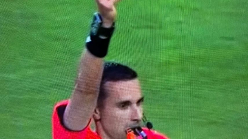 Árbitro César Ramos puxa uma imagem de Virgem de Guadalupe na hora de mostrar o cartão vermelho (Foto: Reprodução Redes sociais)