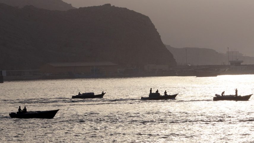 Barcos iranianos carregados cruzam o Estreito de Ormuz, próximo ao porto de Khasab, em Omã (Foto: Karim Sahib/AFP)