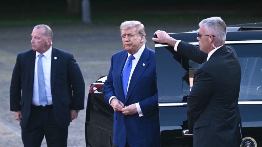 Presidente dos EUA, Donald Trump, chega ao Palácio Real Huis ten Bosch em Haia, na Holanda, para jantar dos líderes da Otan (Foto: Brendan SMIALOWSKI / AFP)