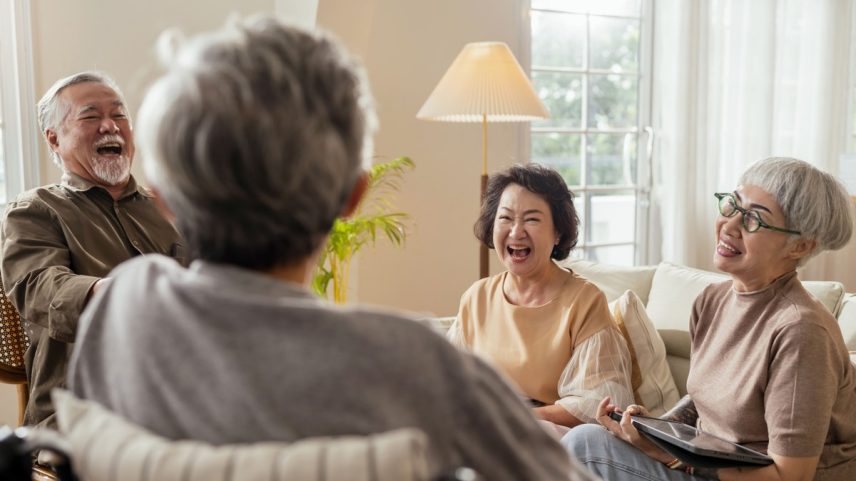 A vida em comunidade colabora para a longevidade (Foto: Freepik)
