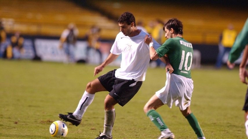 Mascherano é marcado de perto por Pedrinho, hoje presidente do Vasco, em um dos duelos contra o Palmeiras (Foto: Nelson Coelho)