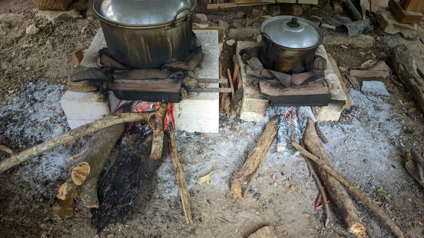 Pobreza energética: uso de lenha em cozinhas domésticas improvisadas ainda é questão de saúde pública no Brasil (Foto: Adobe Stock)