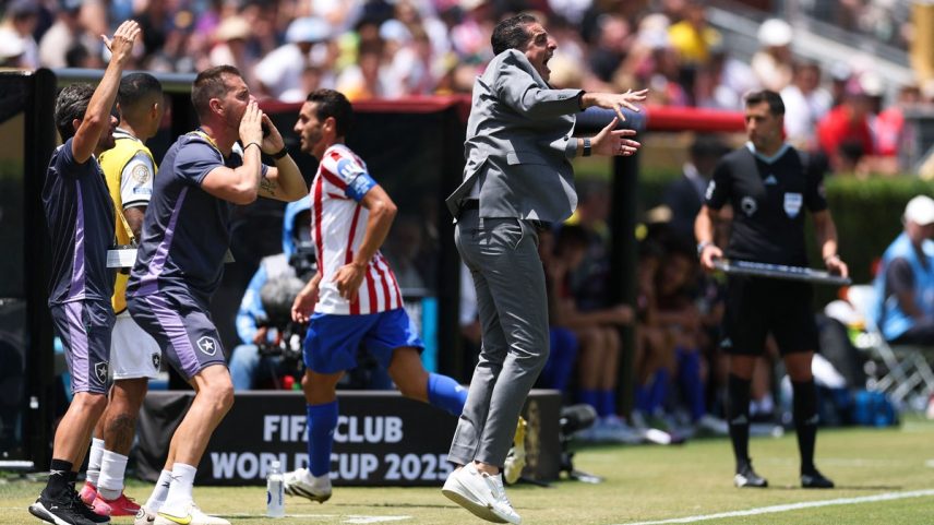 Renato Paiva fica com os dois pés no ar ao orientar jogadores do Botafogo durante partida com o Atlético de Madrid (Foto: Stu Forster / GETTY IMAGES NORTH AMERICA / Getty Images via AFP)