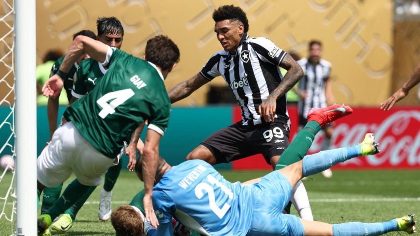 Igor Jesus tentou o gol de empate do Botafogo, mas foi atrapalhado pela zaga do Palmeiras (Foto: Franck Fife/AFP)