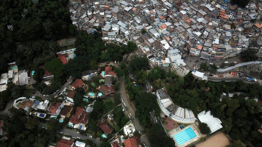 O contraste entre o bairro da Gávea e a Favela da Rocinha, no Rio: baixa mobilidade social persiste no Brasil (Foto: Custodio Coimbra/Agência O Globo)