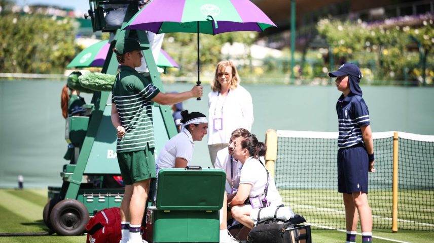 Ons Jabour enxuga lágrimas após perder longo quinto game no primeiro set e ficou longo tempo fora da quadra por motivos médicos (Foto: Henry Nicholls/AFP).