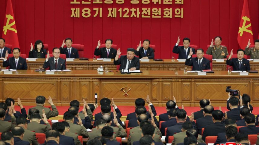 Líder da Coreia do Norte, Kim Jong-un, durante reunião do governo em Myohyangsan, na província de Pyongan do Norte (Foto: KCNA VIA KNS / AFP)