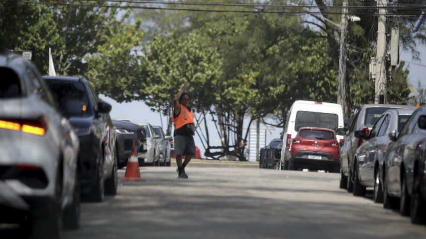 Flanelinha estaciona carros numa rua do Recreio, perto da praia (Foto: Fabiano Rocha / Agência O Globo)