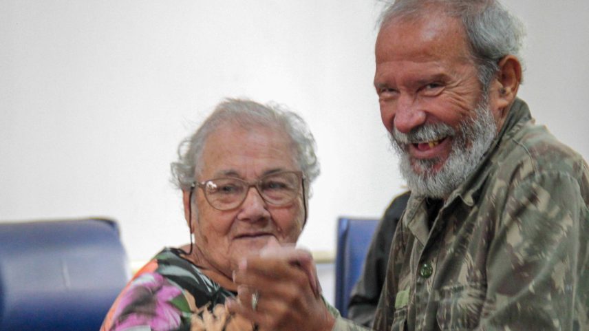 Glória e João (78) durante sessão de música no Centro-Dia Synval Santos, um dos únicos no Brasil voltado especificamente para idosos com Alzheimer (Foto: Daniel José da Silva/Folhapress)