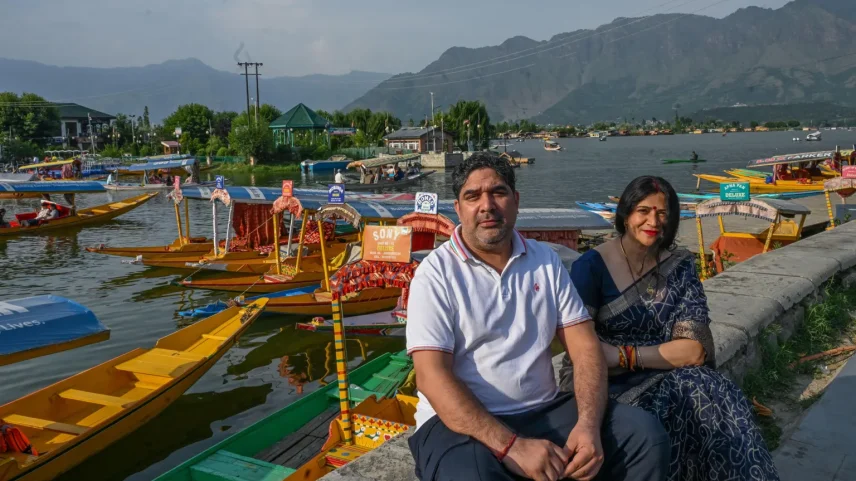 Ghanshyam Bharadwaj e Mamata Sharma viajaram para Srinagar no novo trem (Foto: Abid Bhat)