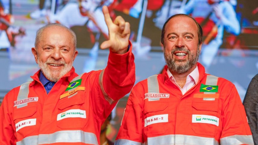 Presidente da República, Luiz Inácio Lula da Silva e o Ministro de Minas e Energia, Alexandre Silveira, durante a cerimônia de início da retomada das operações da Fábrica de Fertilizantes Araucária Nitrogenados S.A. (ANSA) (Foto: Ricardo Stuckert / PR)