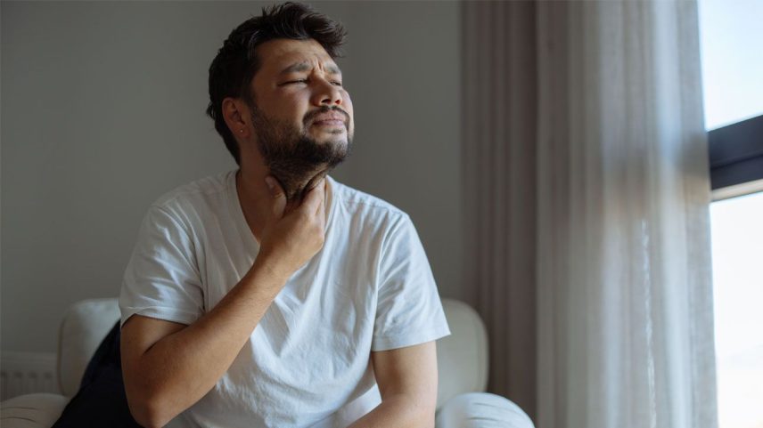 A variante Nimbus está aumentando nos EUA, e muitos estão relatando uma dor de garganta incomumente intensa, descrita como se estivesse engolindo lâminas. (Foto: Ozgur Cankaya/Getty Images)