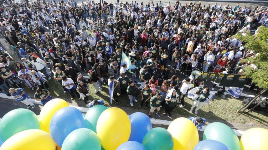 Milhares de pessoas chegam para a Marcha para Jesus, em São Paulo (Foto: Edilson Dantas)