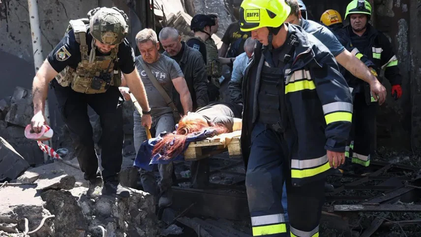 Os ataques visaram a principal cidade da região, Dnipro, e a cidade vizinha de Samar - Foto: STATE EMERGENCY SERVICE HANDOUT/EPA/Shutterstock