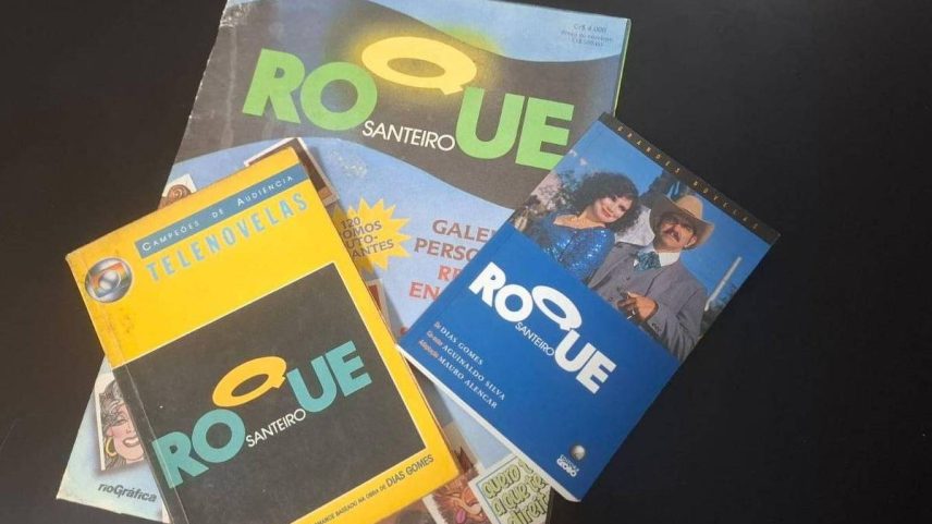 Três livros sobre Roque Santeiro sobre um fundo preto (Foto: Leandro Barbieri Beraldi/ Arquivo Pessoal)
