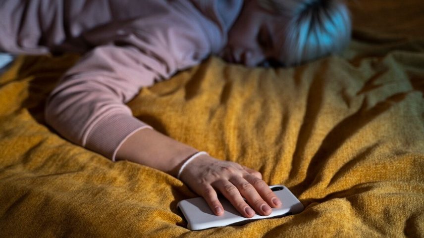 Dormir com o celular perto da cabeça pode ser perigoso? Descubra (Foto: Freepik/Reprodução)