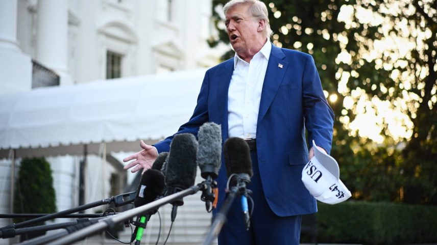 Donald Trump, presidente dos EUA, conversa com jornalistas na Casa Branca antes de embarcar para reunião na Otan (Foto: Mandel Ngan/AFP)