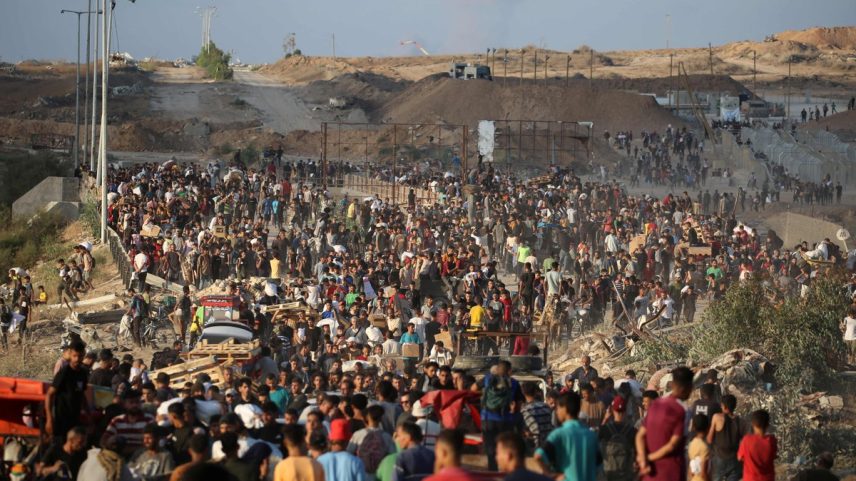 Civis palestinos se amontoam em busca de alimentos e outros insumos em posto de distribuição de ajuda na região central da Faixa de Gaza (Foto: Eyad BABA / AFP)