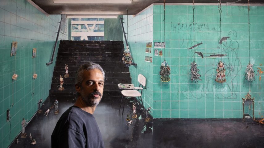 André Griffo em frente à tela 'O vendedor de miniaturas' (2020) — Foto: Ana Branco