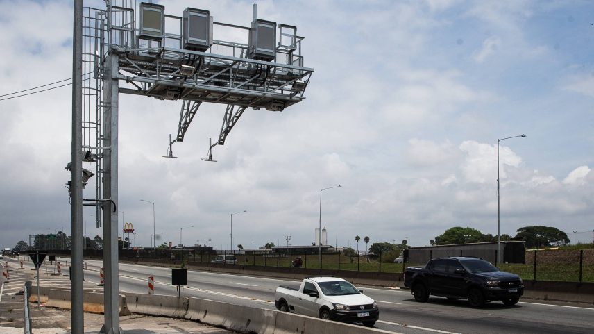Sensores Automáticos de Tráfego podem ser colocados em estruturas usadas para pedágio automático (free flow) ou em pequenas instalações feitas no asfalto (Foto: Zanone Fraissat 21.nov.2024/Folhapress)