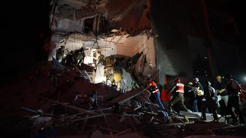 Soldados do comando da Frente Interna resgatam e ajudam civis após os ataques do Irã. (Foto: IDF)