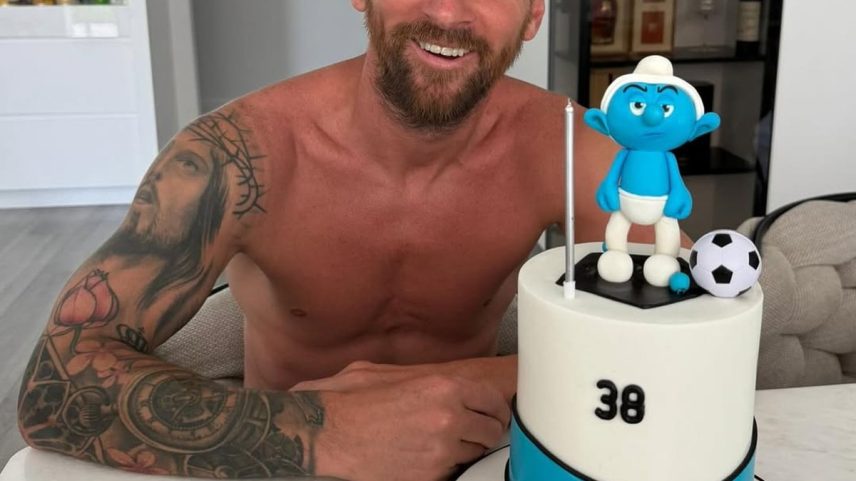 Lionel Messi com bolo de aniversário (Foto: Reprodução)