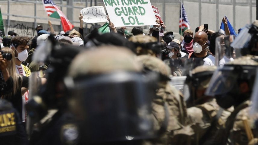 Soldados da Guarda Nacional durante protesto pró-imigração em Los Angeles (Foto: MARIO TAMA / Getty Images via AFP)